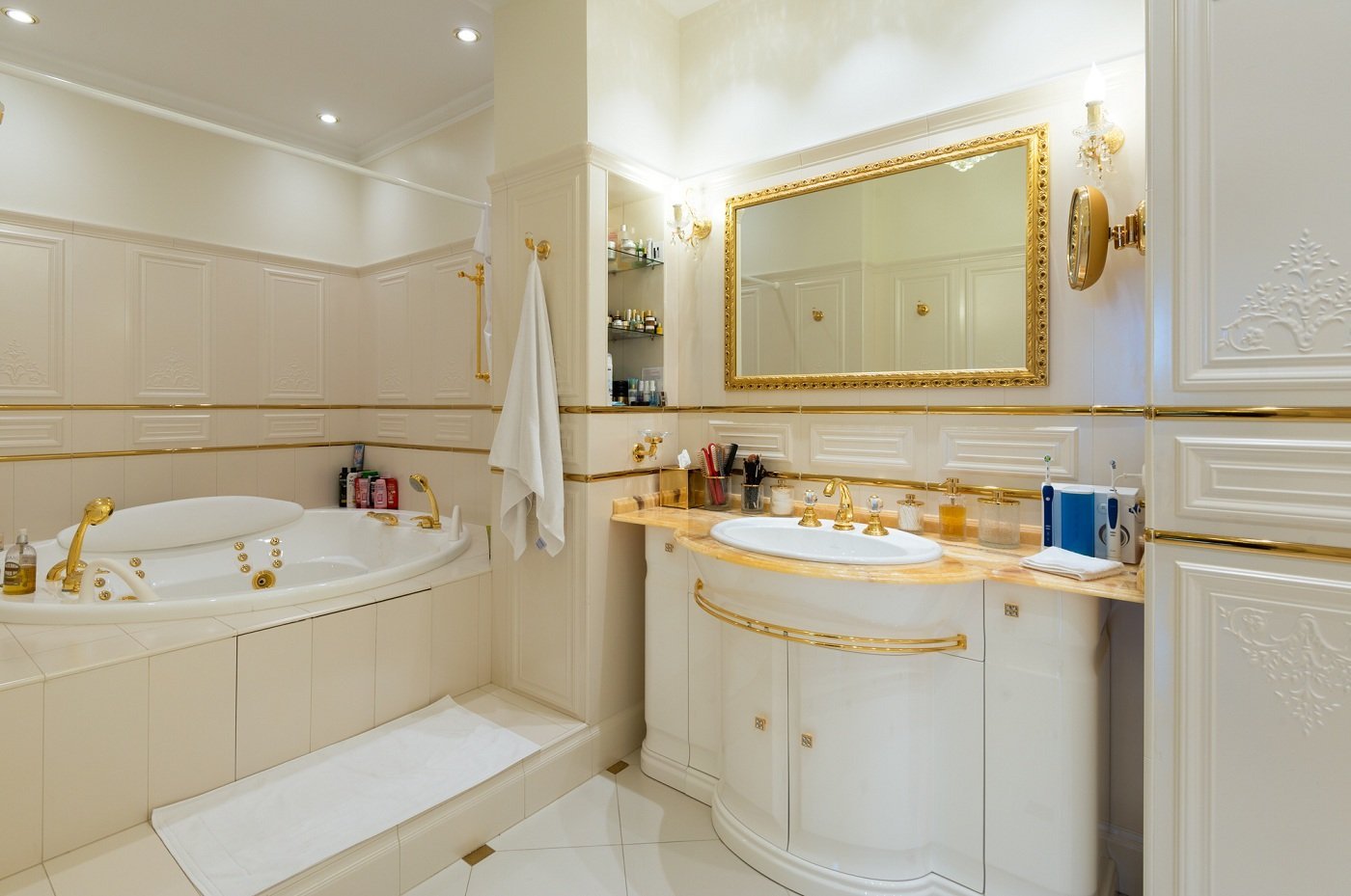 Красивые ванны в квартирах. Красивая ванная. Красивые Ванные комнаты. Классическая ванная комната. Красивые классические Ванные комнаты.