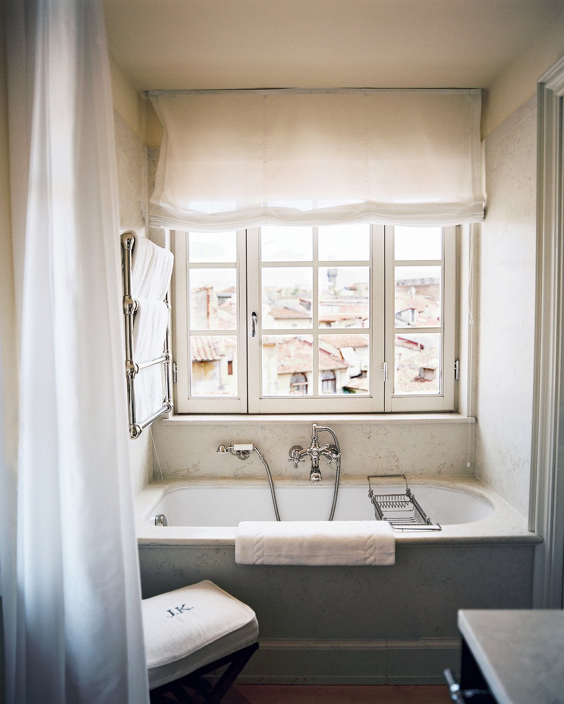 Для чего окно в ванной в хрущевке. Небольшая ванная с окном. Окно в ванной в хрущевке. Окно в ванную в хрущевке. Маленькая ванная с окном.