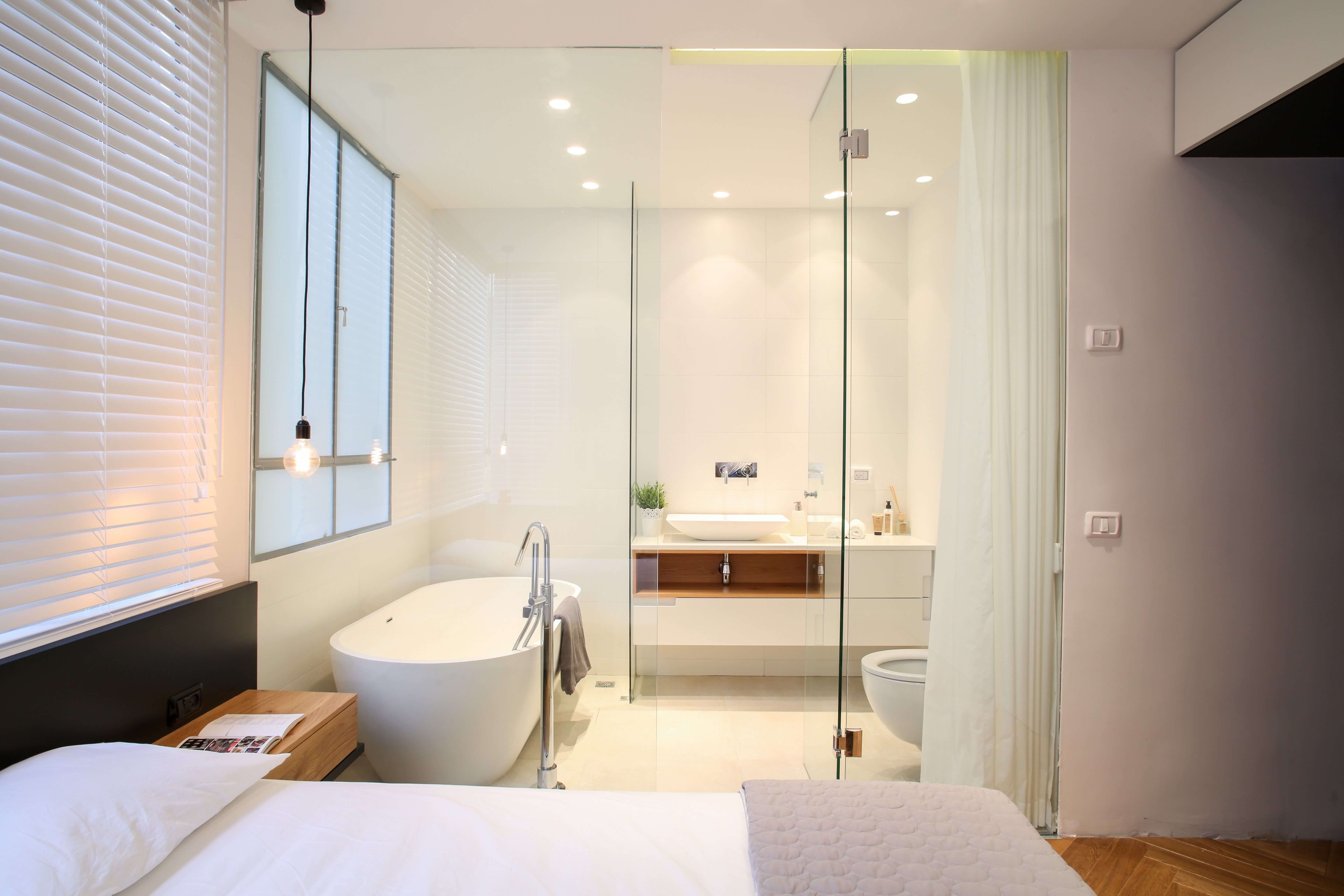 Ванная комната с перегородкой дизайн. Ванная совмещенная со спальней. Ванная комната со стеклянной перегородкой. Ванная комната со стеклянными стенами. Ванная со стеклянной стеной.