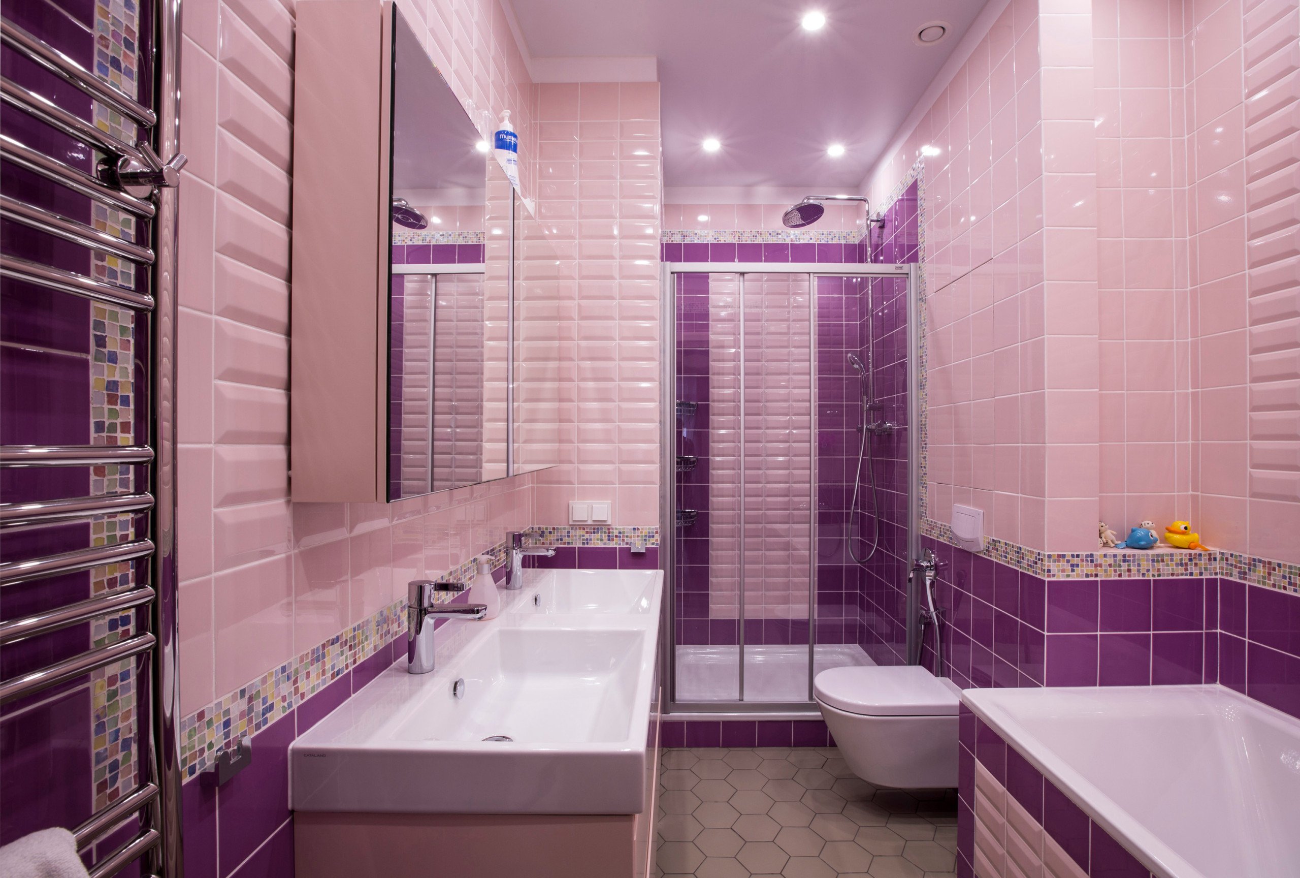 Дизайн ванны кафелем фото. Ванная в фиолетовых тонах. Ванная в сиреневых тонах. Нная комната в сиреневых тонах. Сиреневая ванная комната.