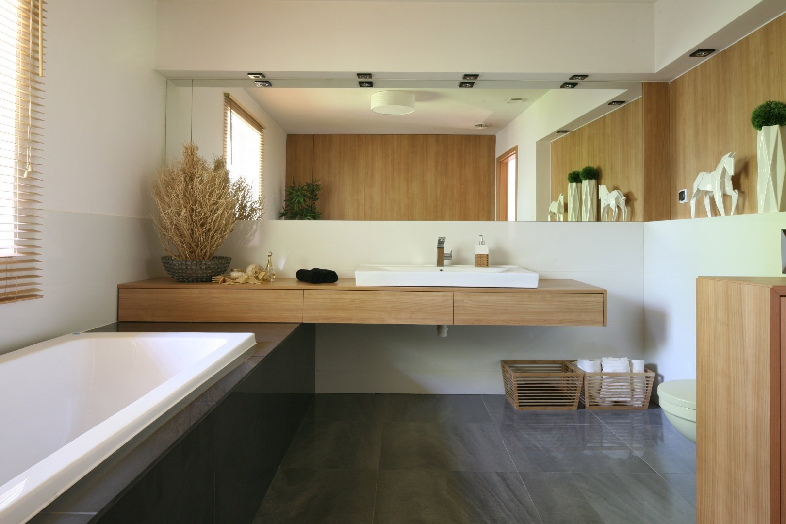 Интерьер ванной с деревянной столешницей