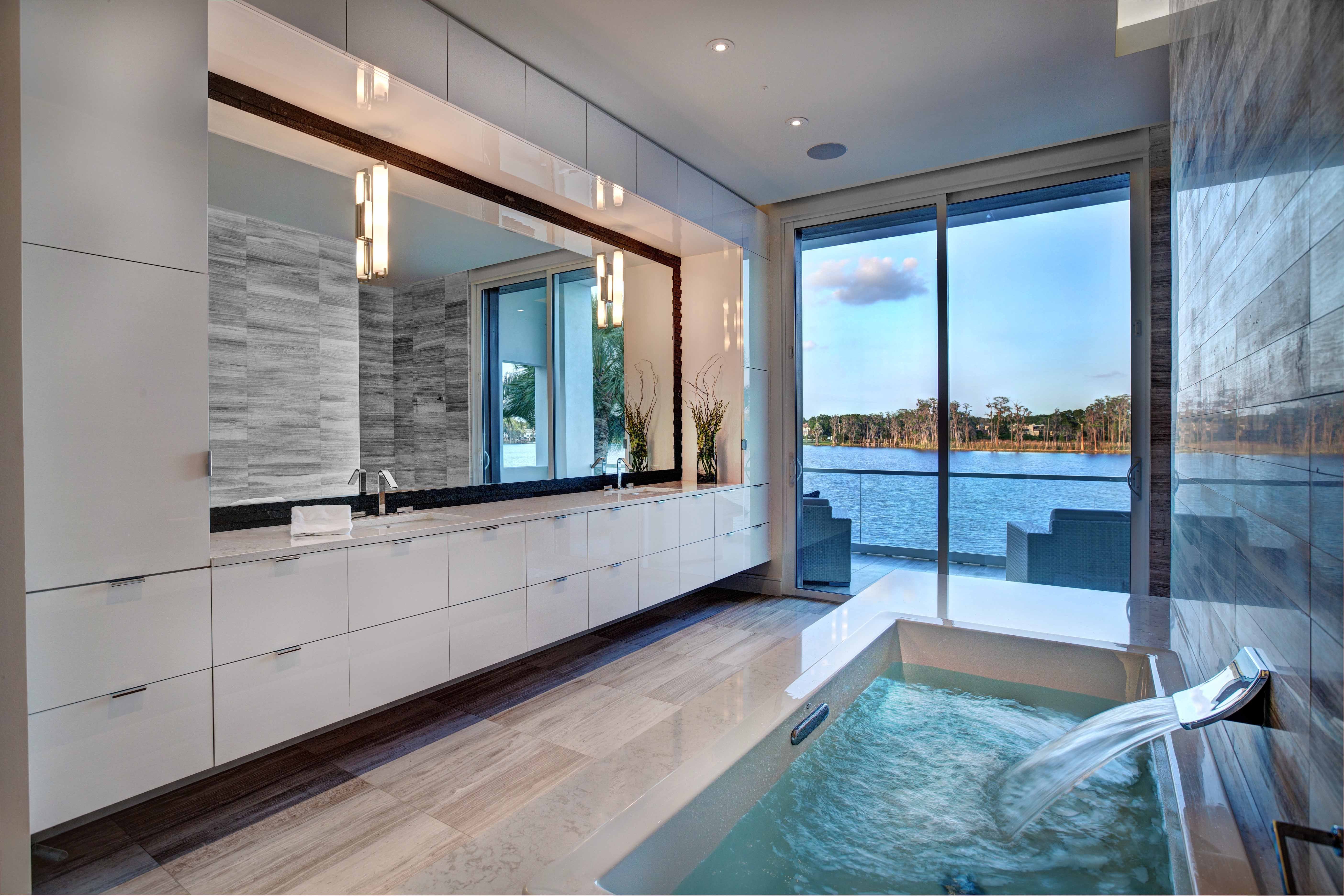 Квартира с большой ванной. Шикарная ванная комната. Ванная с панорамным окном. Ванная комната с панорамным окном. Ванная с окном в частном доме.