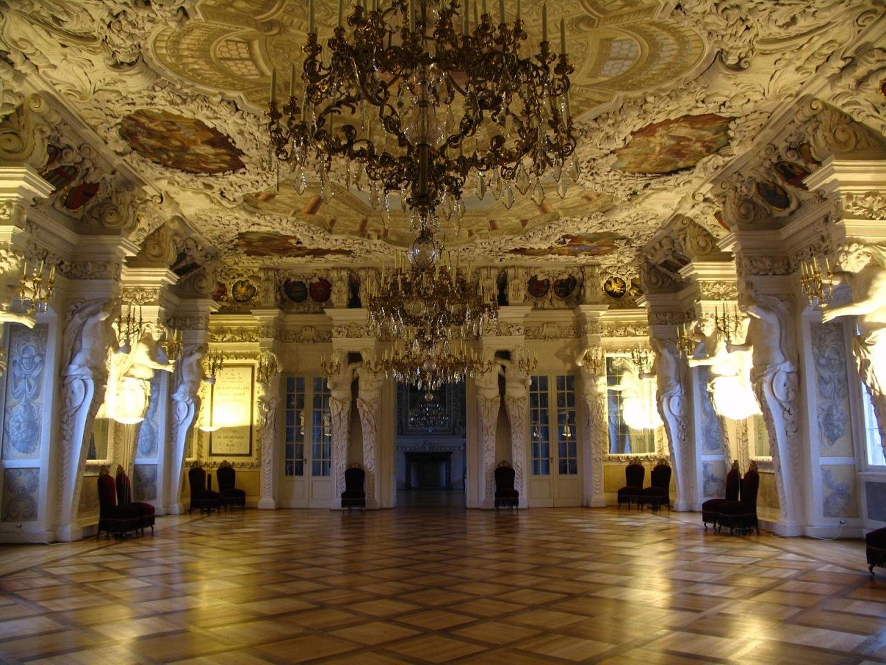 Картинка залы. Особняк Хлудова бальный зал. Королевский бальный зал Версаль. Версаль бальный зал. Версаль интерьер бальный зал.