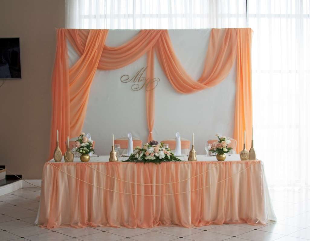 персиковое оформление зала для свадьбы