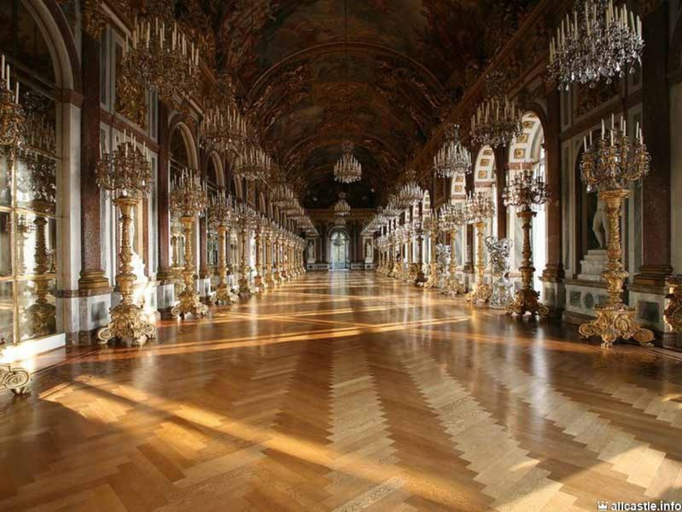 Дворцовые своды. Версаль зеркальная галерея Версальского дворца. Версальский дворец бальный зал. Баварский Версаль дворец Херренкимзее. Зеркальный зал Версальского дворца.