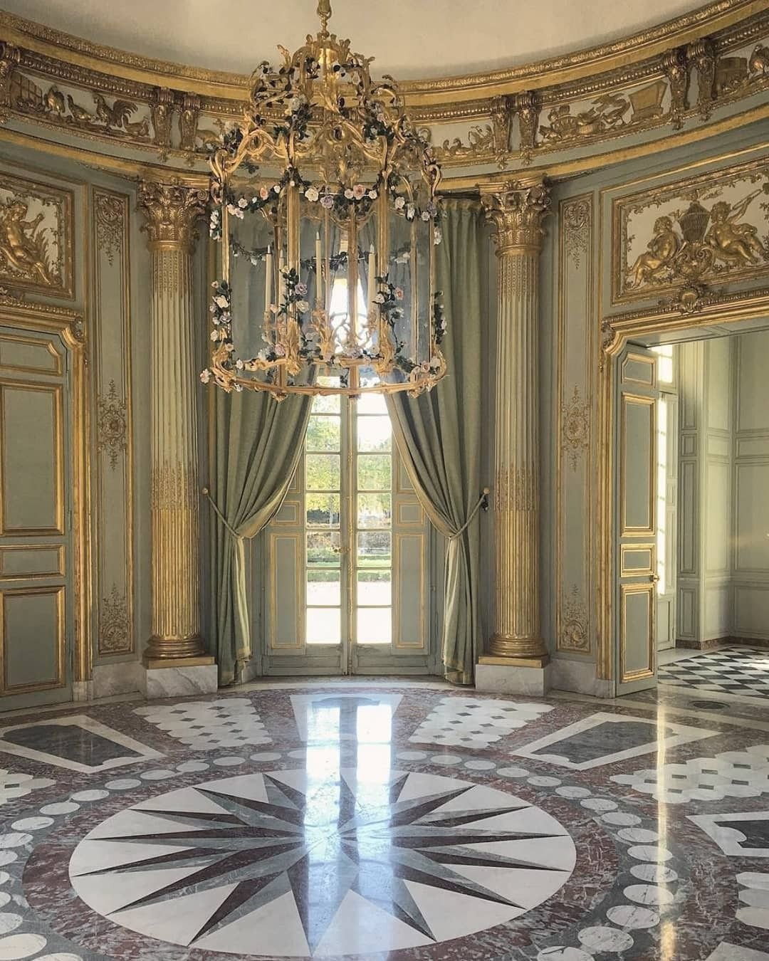 Версаль интерьер. Версальский дворец бальный зал. Дворец Амалиенборг рококо. Версаль Флорида особняк интерьер. Версаль Рублевка.