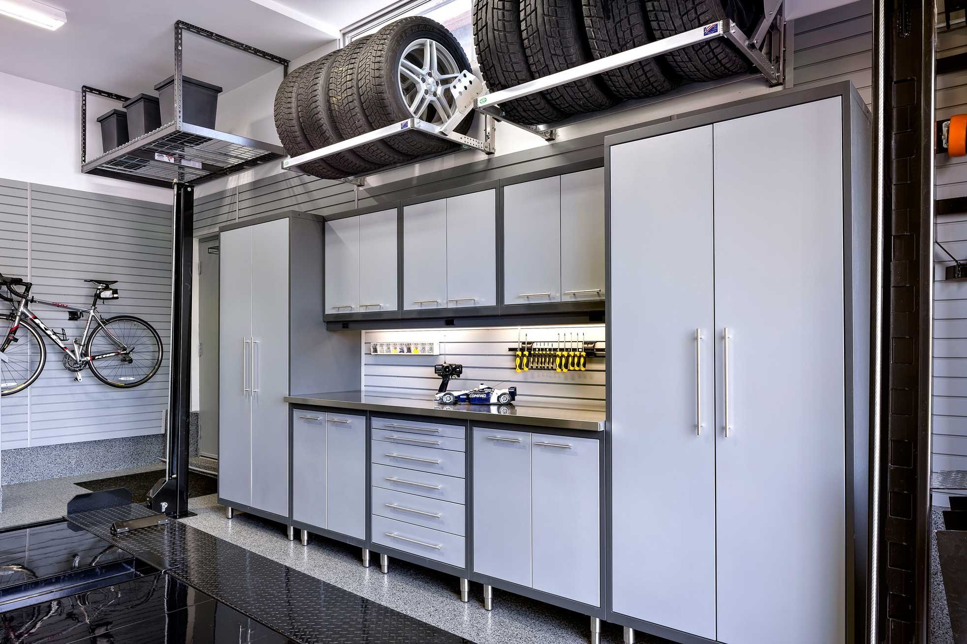 Мебель для гаража: стоит ли покупать шкаф или верстак в гараж