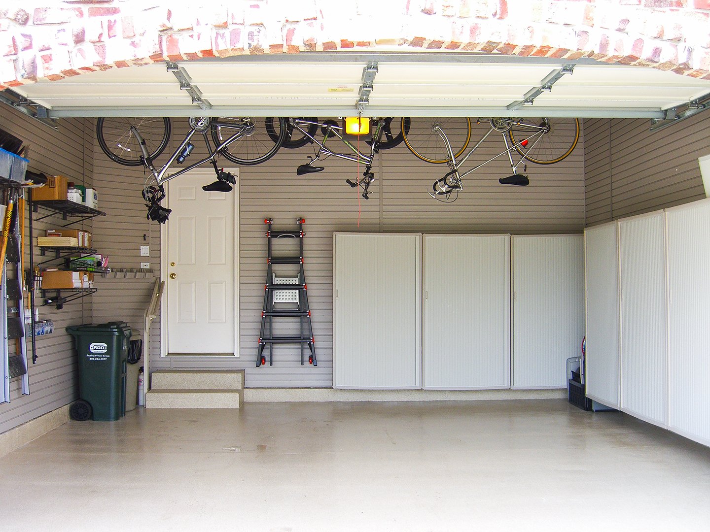 Варианты отделки гаража. Гараж внутри. Дизайнерская отделка гаража. Отделка стен в гараже. Современный гараж внутри.