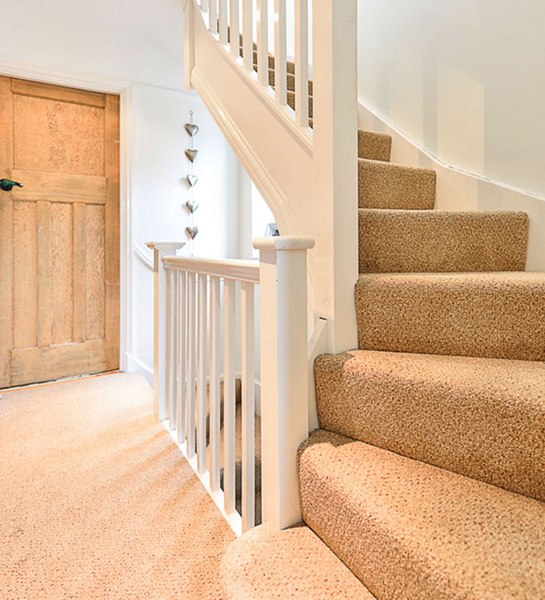 Облицовка лестницы в частном доме ковролином своими руками