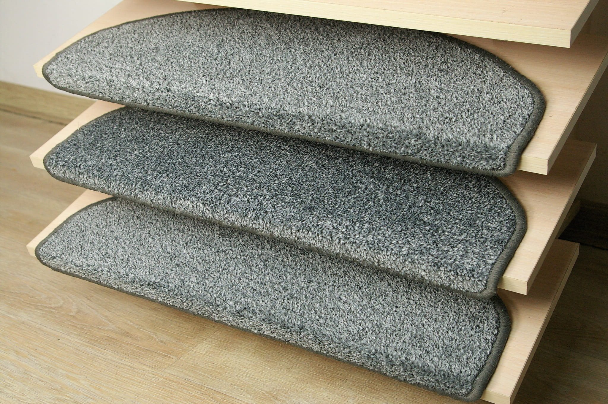 Какие бывают ковровые накладки на ступени?