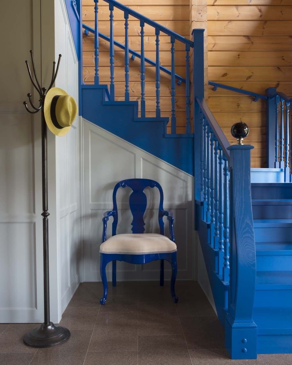 Каким цветом покрасить деревянную лестницу в доме на второй этаж фото