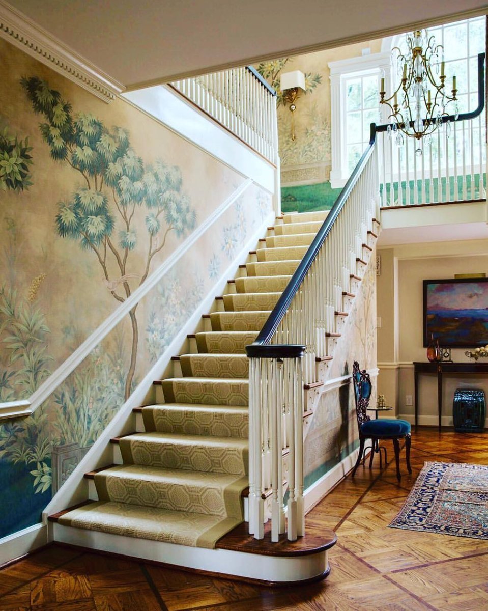 Стены на лестнице в частном доме - 75 фото