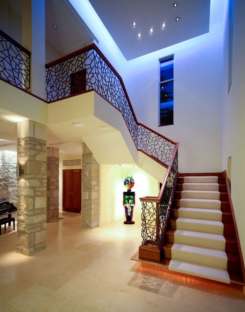 Кованая лестница как основной элемент дизайна загородного дома