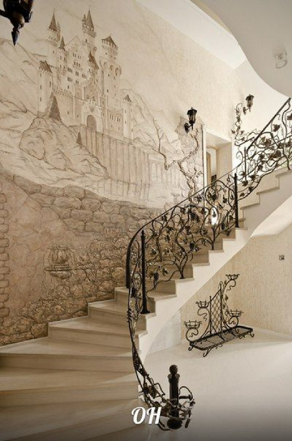 фреска в интерьере на лестнице