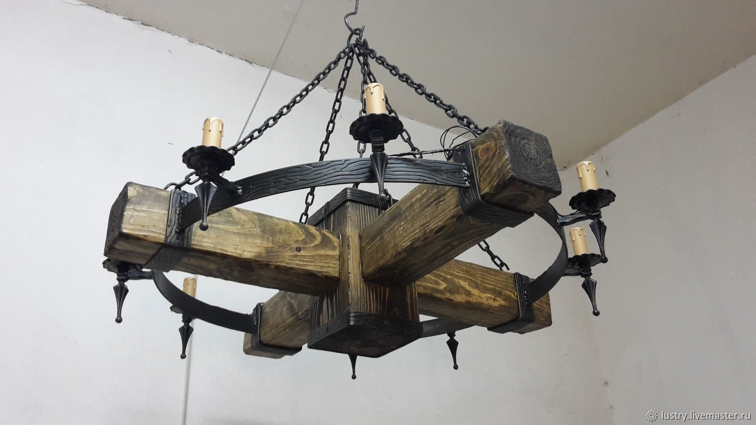 Kované lustry (53 fotografií): starožitné stropní lampy, velké svícny, černobílé kování, příklady v interiéru