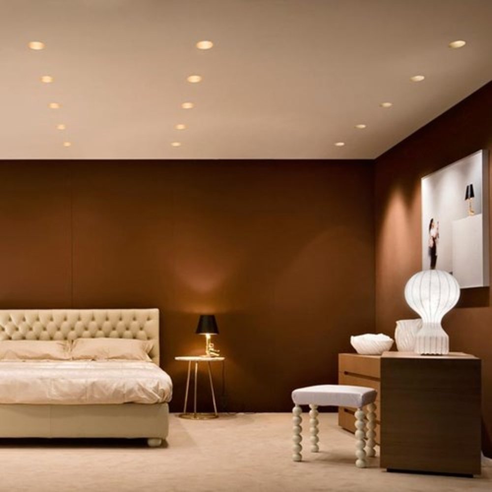 Потолок в спальне с точечными светильниками
