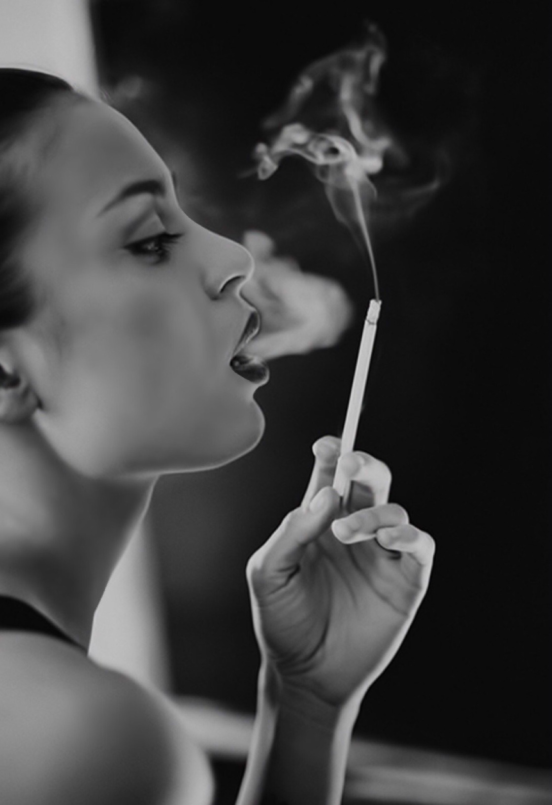 Канал бабская курилка. Курящая девушка. Женщина с сигаретой. Женщина с сигарой. Красивая курящая девушка.