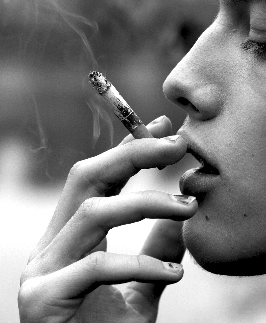 Аватарки курящие. Прикуривает сигарету. Парень с сигаретой. Табакокурение. Обои с сигаретами.