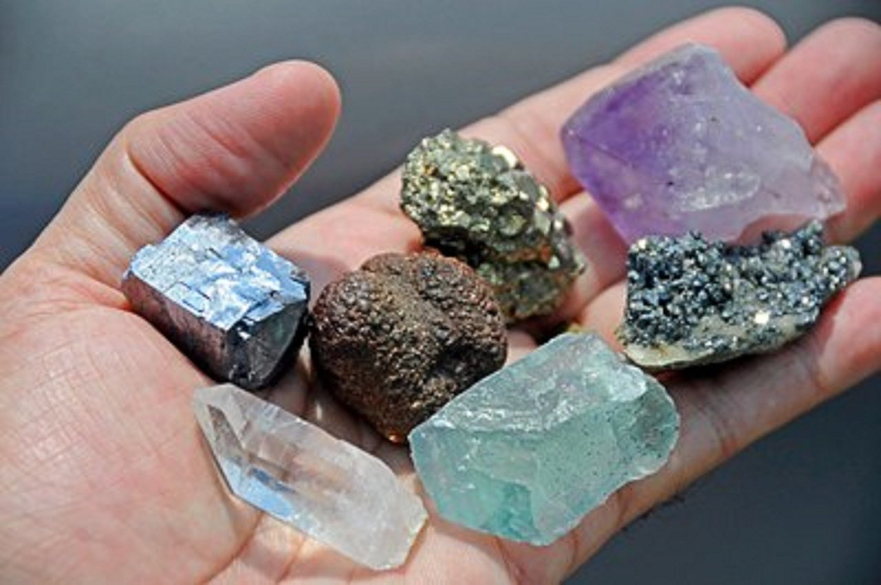 Полезные ископаемые швейцарии. Полезные ископаемые. Камни Минеральные ресурсы. Минеральные ископаемые. Полезные ископаемые камни.