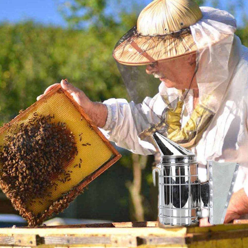 Когда собирают мед. Хакасы бортничество. Пчеловодство. Пчеловод. Пчеловод на пасеке.