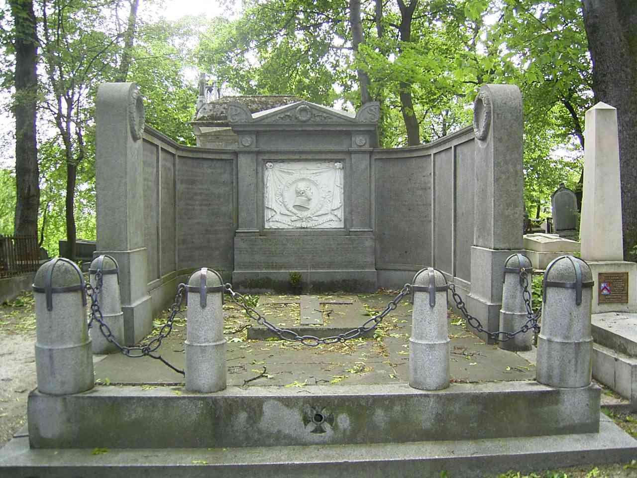 Великий могила. Кладбище Pere Lachaise. Могила Бальзака. Могила Мишеля нея.