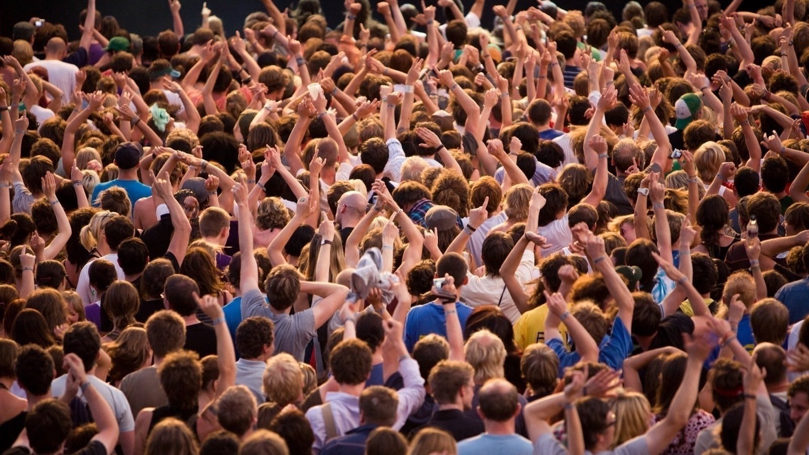 Social effect. Человек толпы. Множество людей. Скопление людей. Эмоции в толпе.