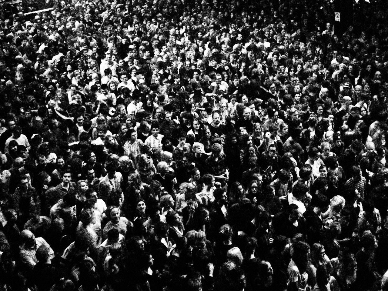 Толпа крошка. Толпа. Человек толпы. Толпа людей чб. Темная толпа людей.