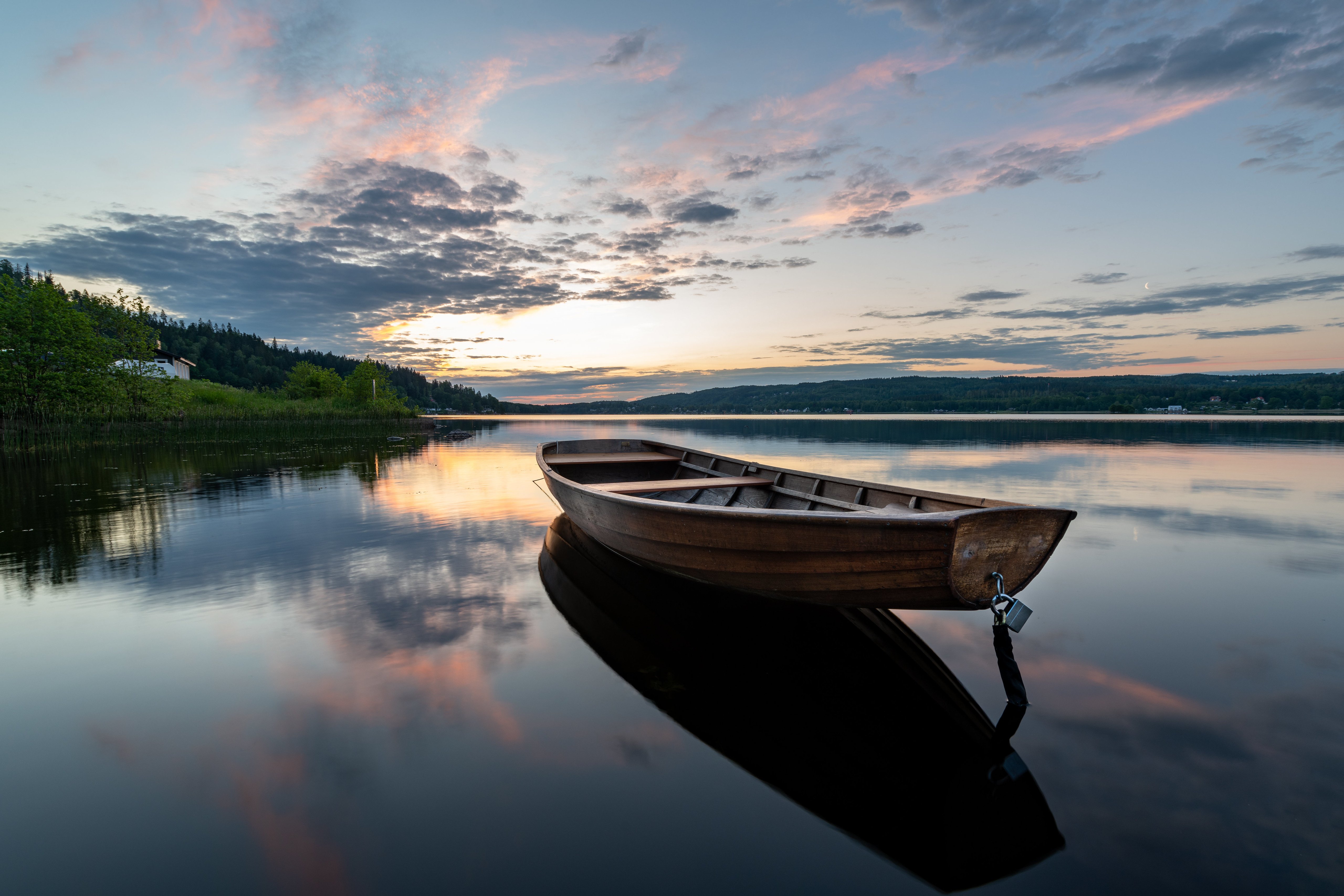 Пейзаж с моторной лодкой