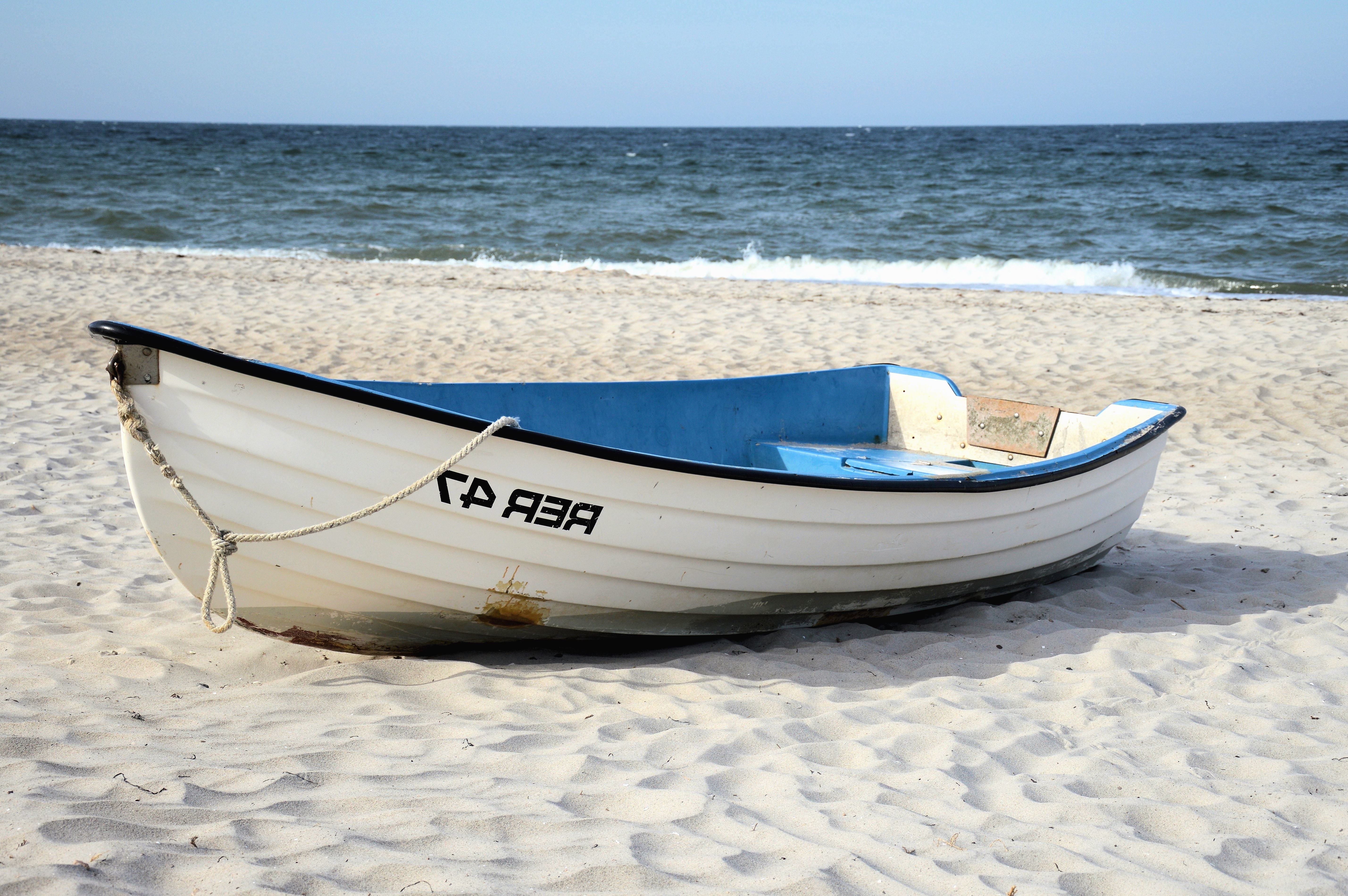 Лодки белого моря. Лодка. Лодка в море. Белая лодка. Лодка на пляже.