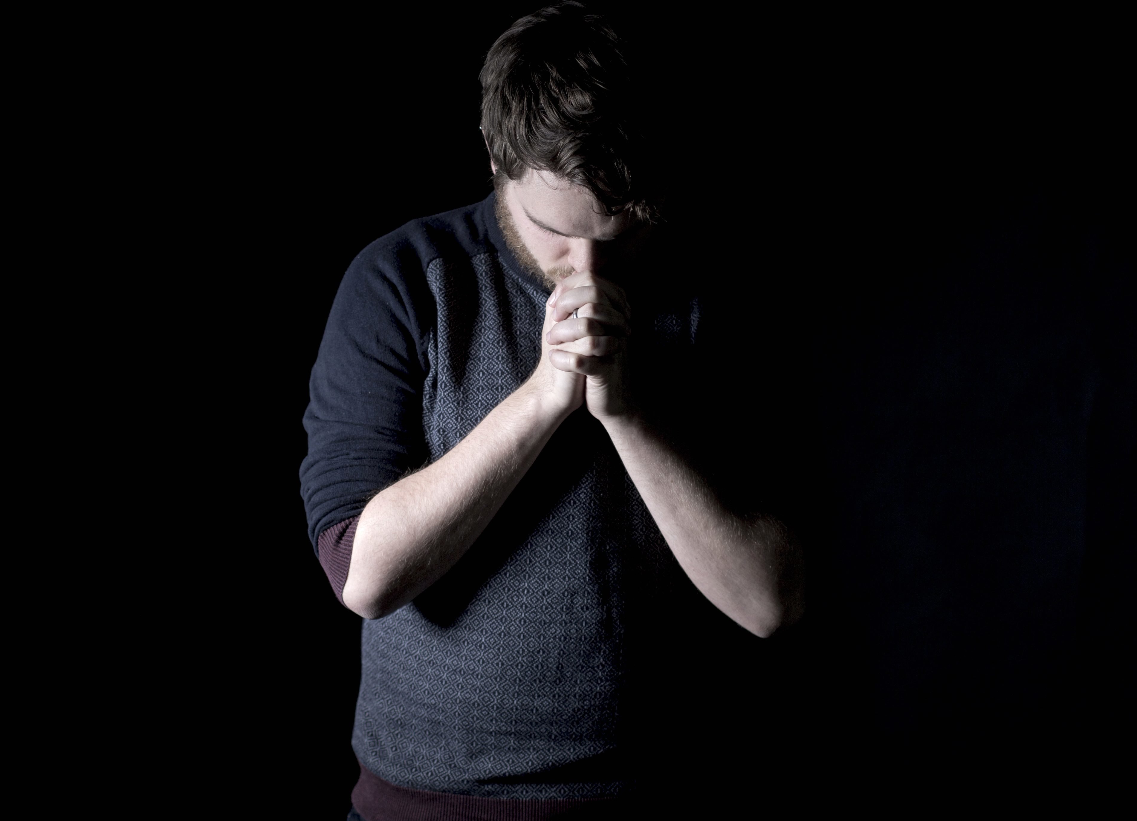 Слушать мужскую молитву. Человек молится. Мужчина молится. Молодой человек молится. Отчаяние мужчины.
