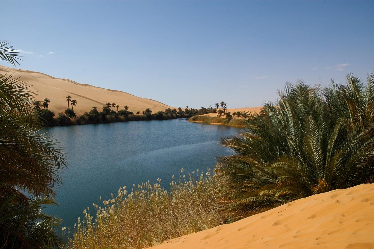 Крупнейший оазис. Оазис Убари Ливия. Оазис Убари в Ливии. Оазис Убари в пустыне. Озера Убари Ливия.