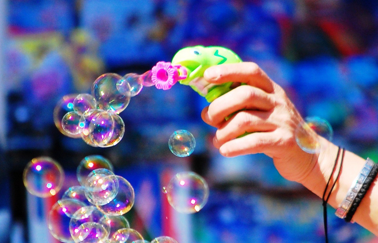Мыльные пузыри в домашних условиях для детей. Мыльные пузыри. Мыльные пузыри вечеринка. Красивые мыльные пузыри. Мыльные пузыри игрушка.