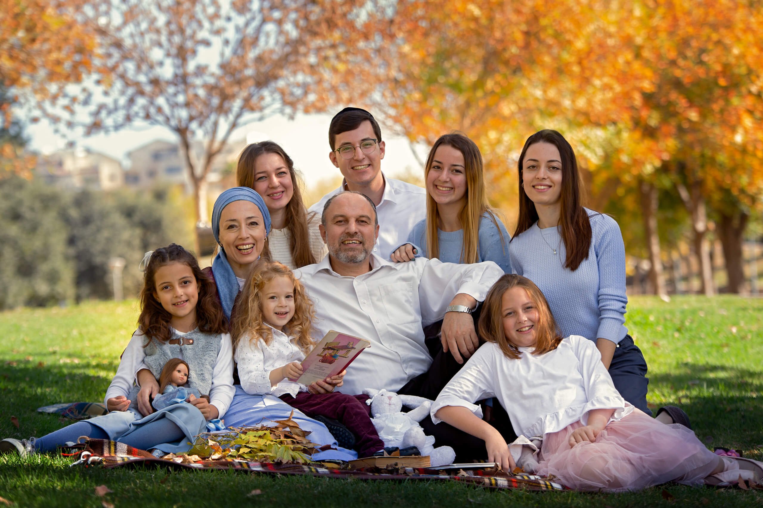 Что можно считать семьей. Семейная фотосессия. Красивые семейные фотосессии. Фотосессия большой семьи. Счастливая семья.