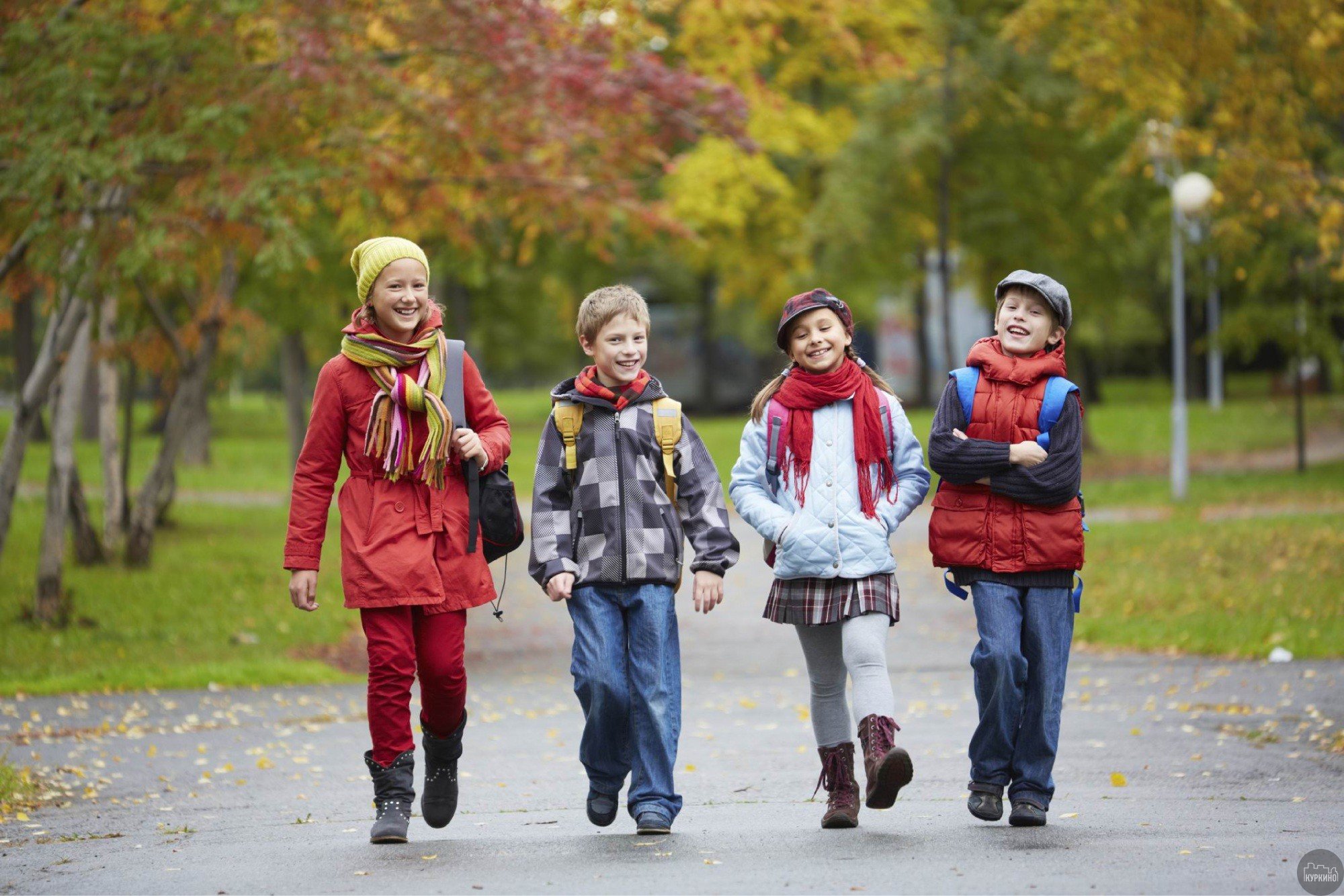 22 февраля идут в школу. Прогулки на свежем воздухе. Дети в парке. Прогулки на свежем воздухе для детей. Гулять в парке.