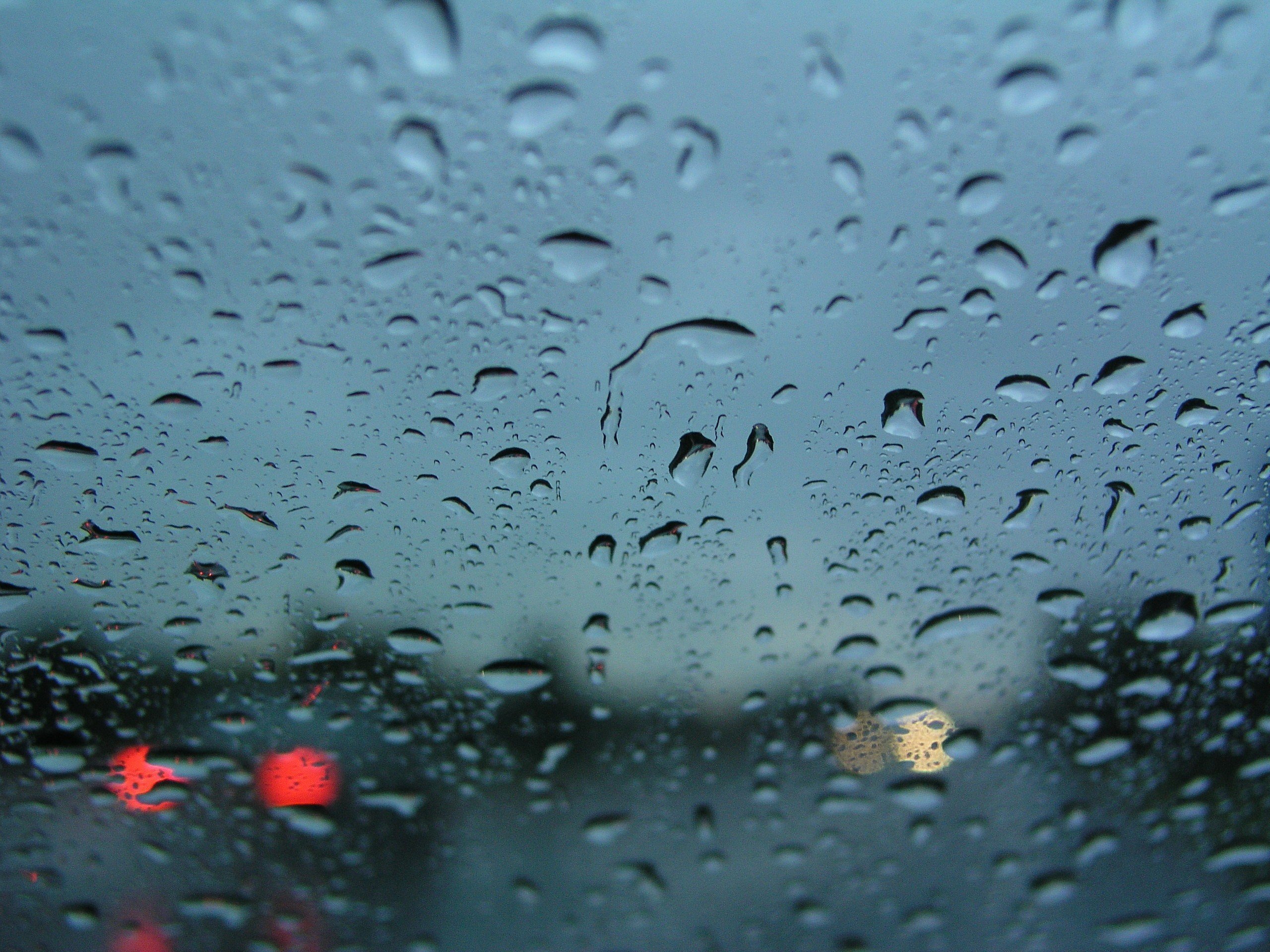 Окно в дождевых каплях. Капли дождя. Капли на стекле. Дождь на стекле. Капли дождя на стекле.