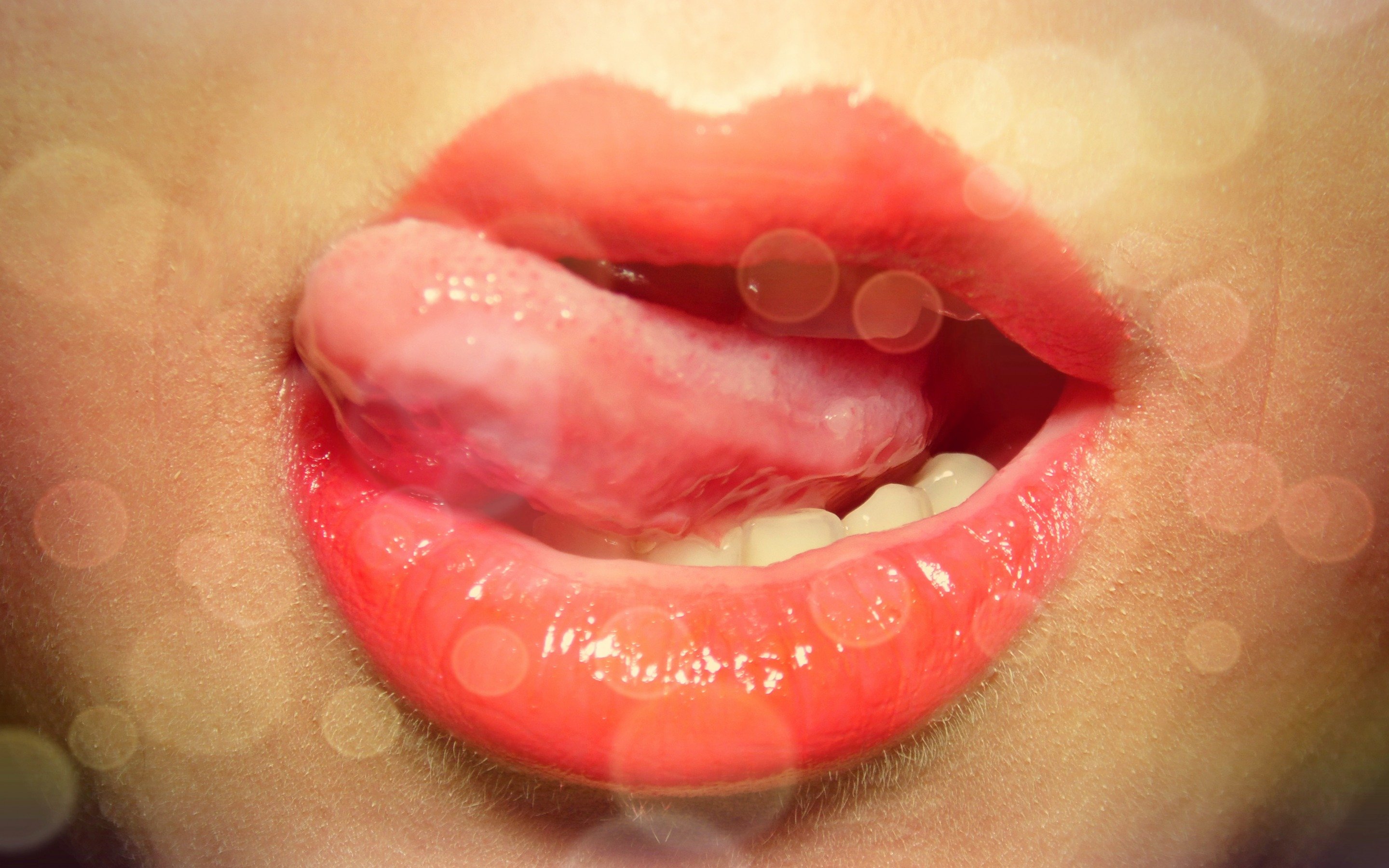 Мужчина облизывает губы. Женские губы. Женские губы с языком. Женские губы картинки. Сочные губы.