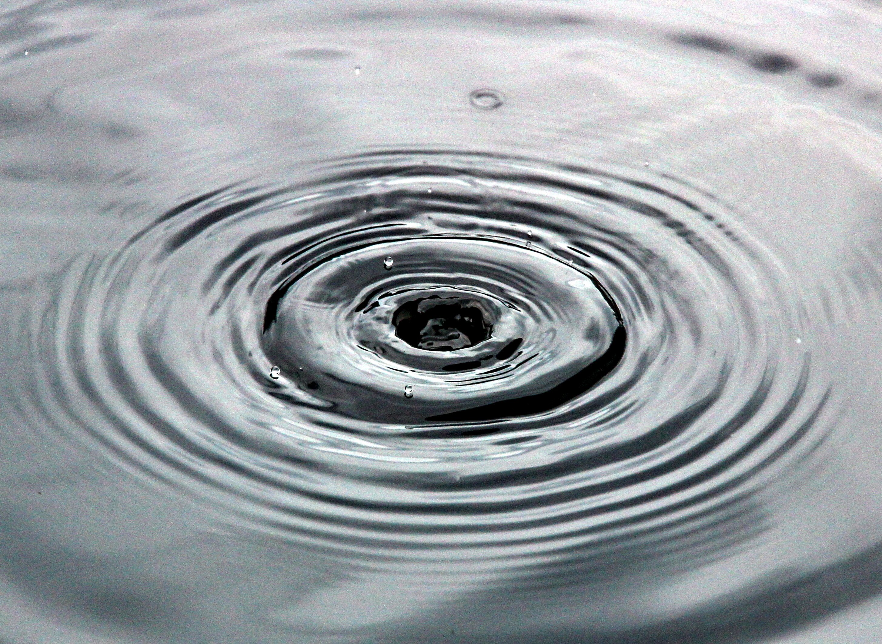 Звучание воды. Круги на воде. КГИ вода. Концентрические круги на воде. Круги на воде от брошенного камня.
