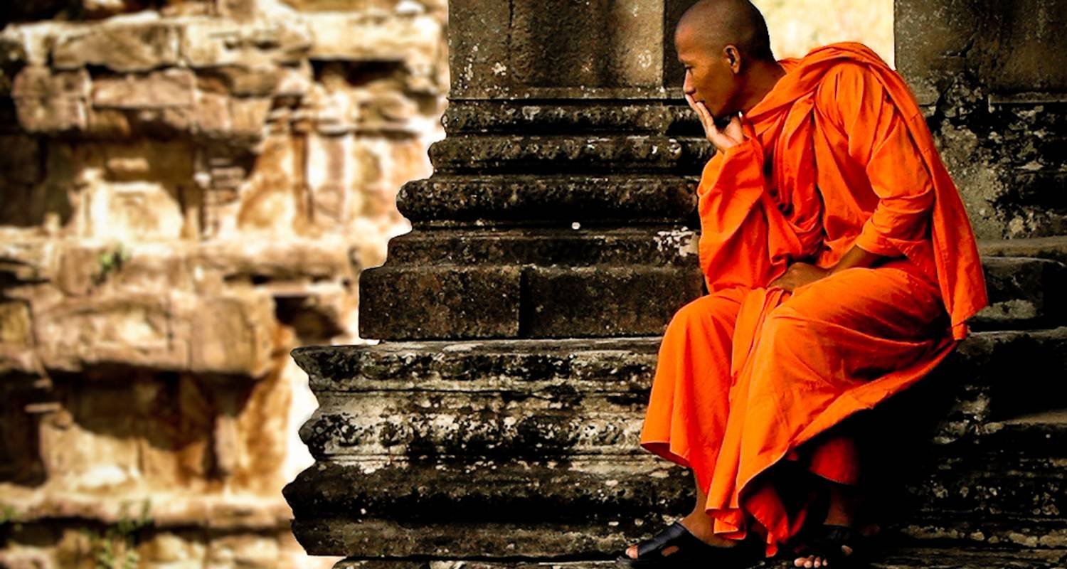 Монах другими словами. Буддистский монах Тибет. Тхеравада буддизм. Монахи Тхеравады. Буддизм монах аскет.