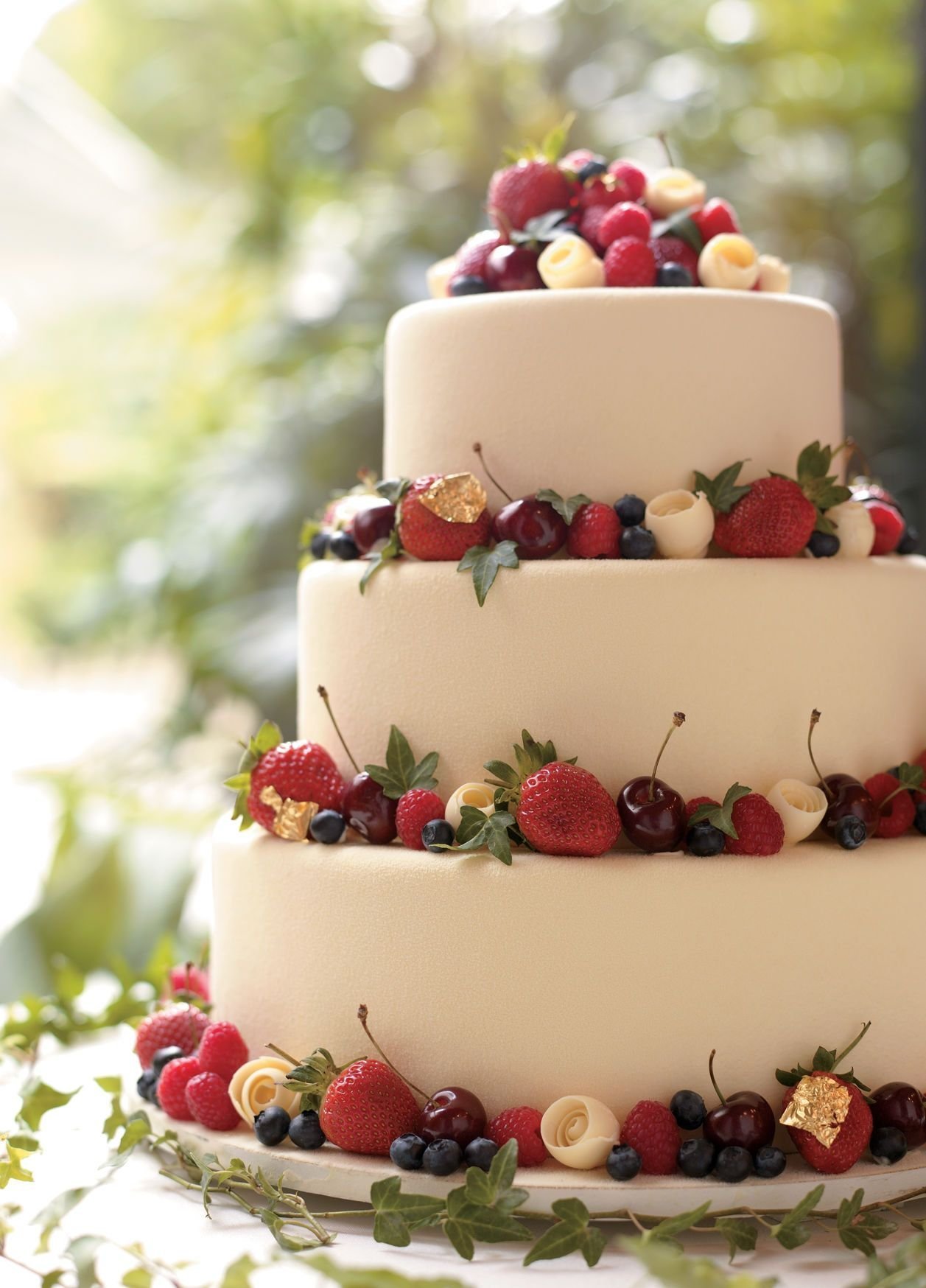 Большая картинка торта. Красивые торты. Свадебный торт с фруктами и ягодами. Красивые Свадебные торты. Шикарный свадебный торт.