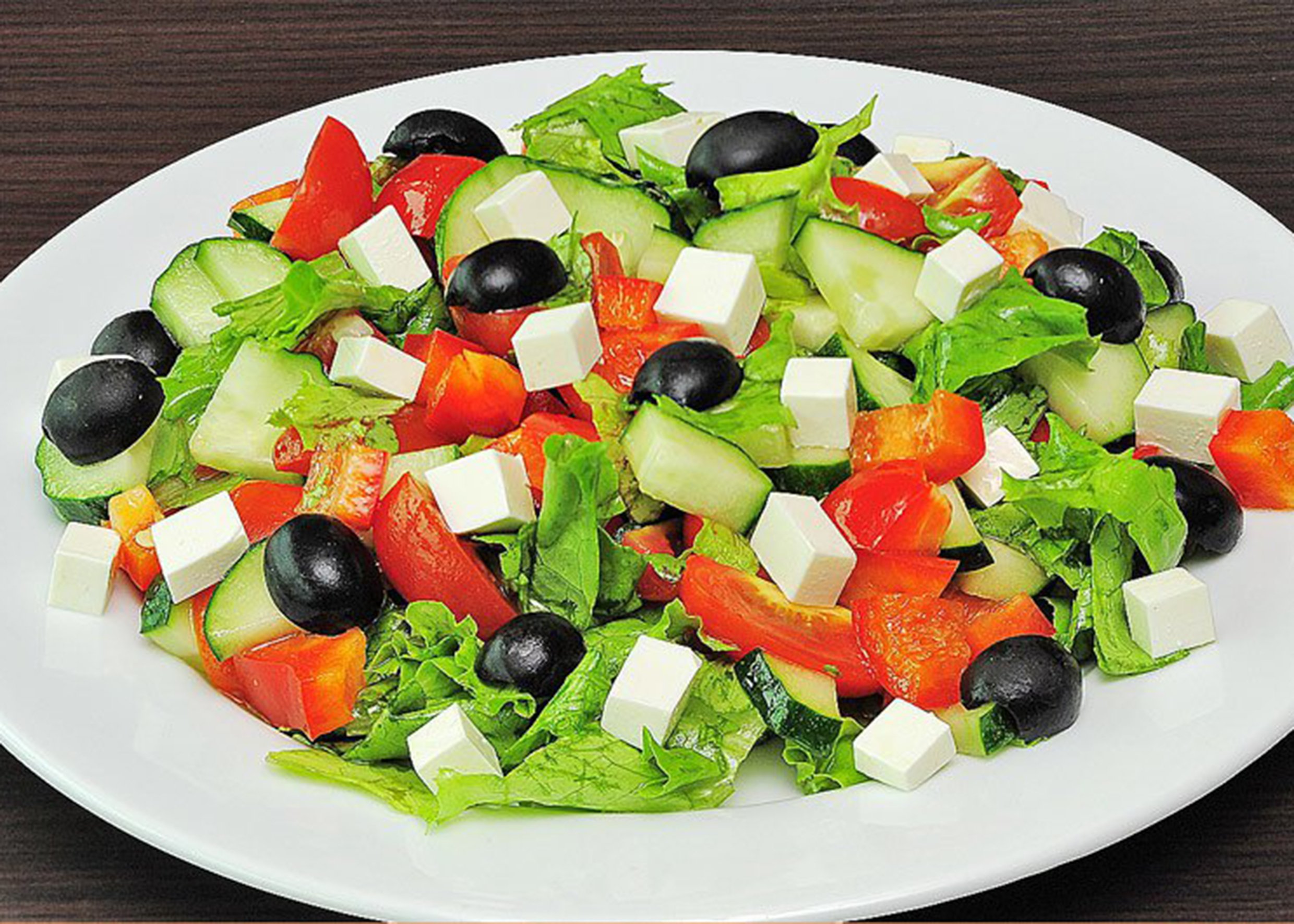 Настоящий греческий. Фетакса для греческого салата. Салат оливки помидоры сыр фетакса. Greek Salad(греческий салат). Греческий салат с фетаксой и маслинами.