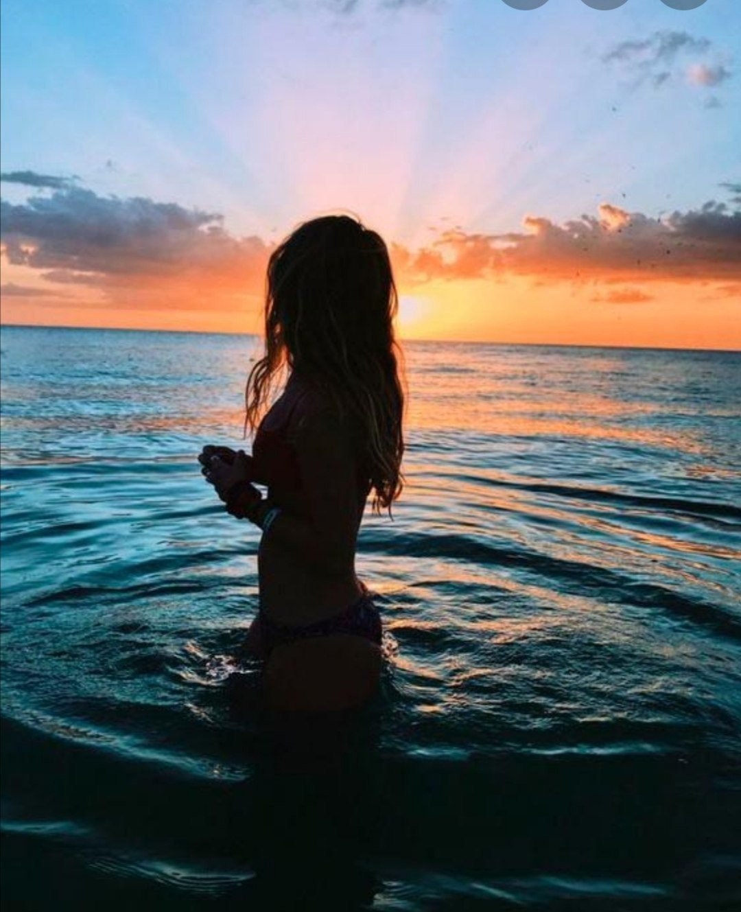 Картинки девушка спиной на фоне моря (70 фото)