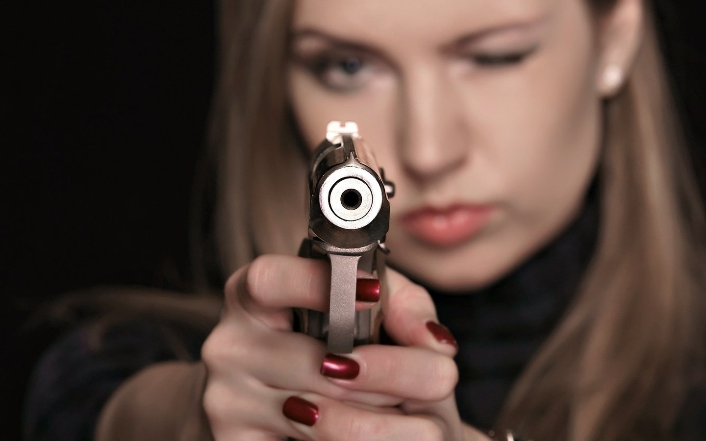 Девушка стреляет из пистолета