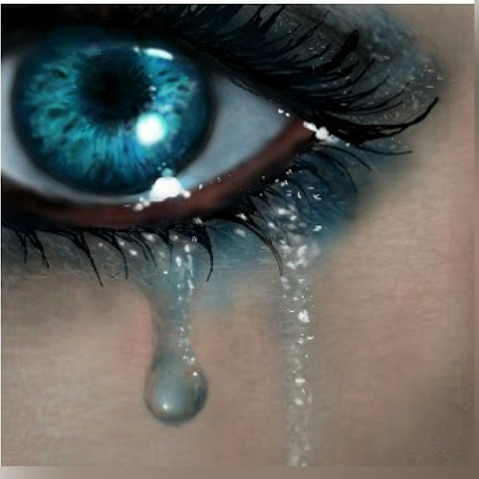 Красивые глаза плачет. Голубые глаза со слезами. Плачущий глаз. Слезы из голубых глаз. Глаз со слезой.