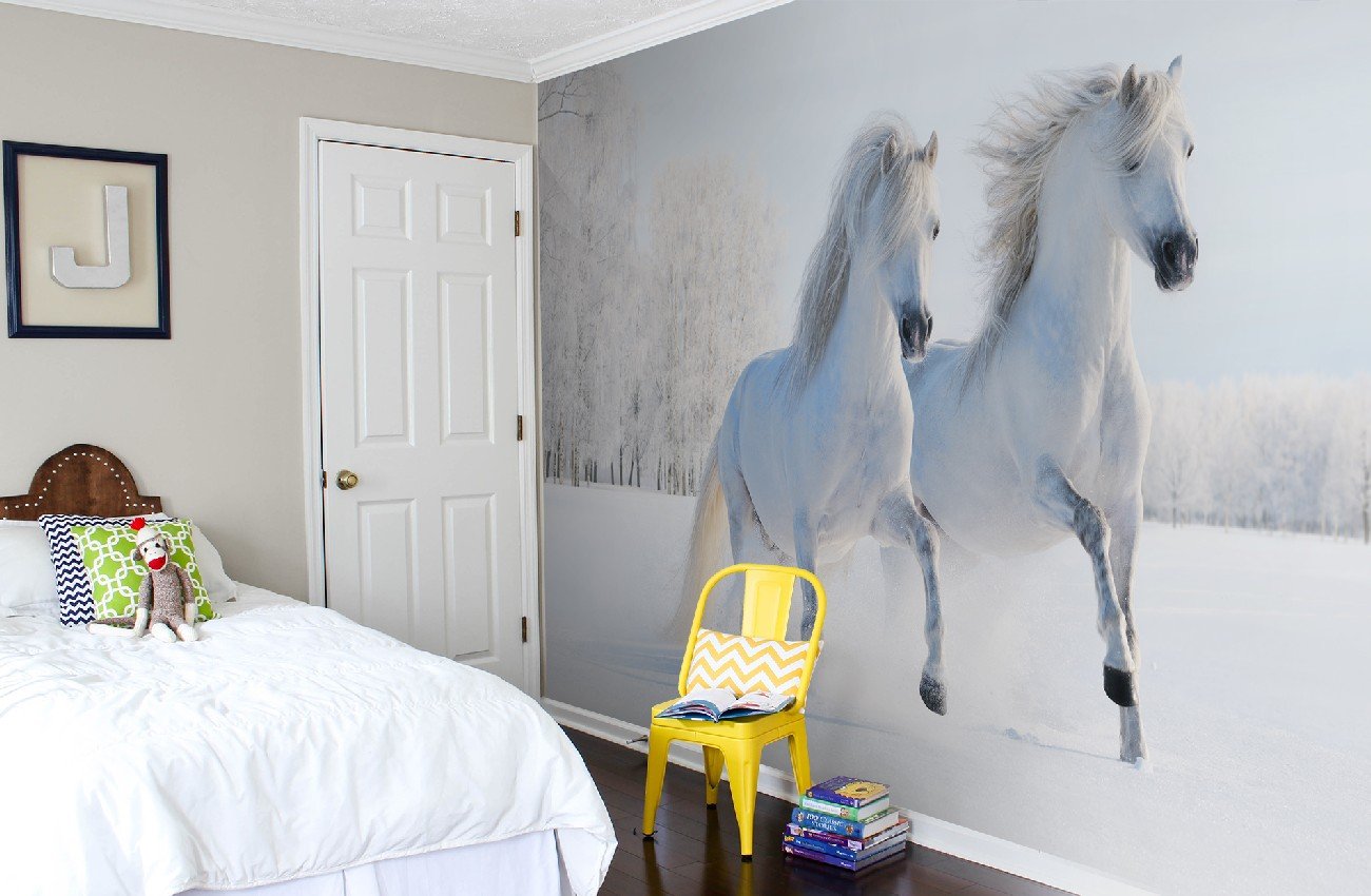Мужик привел коня в квартиру. Лошади в интерьере. Обои с лошадьми в комнату. Фотообои с лошадьми в комнату. Детская комната с лошадкой.