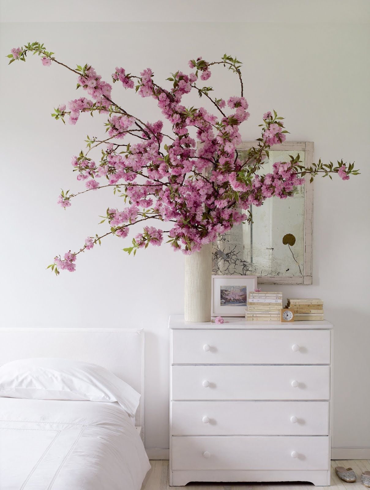 Красивые цветы на стены. Цветы в интерьере. Цветы в спальне. Декор спальни. Декор стен искусственными цветами.