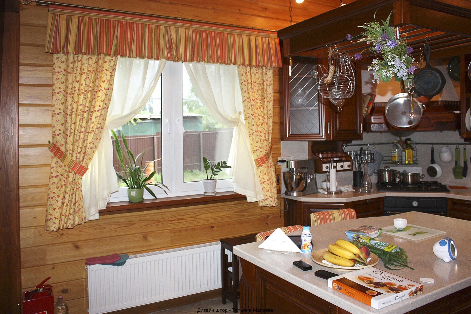 Интерьер кухни с окном в деревянном доме