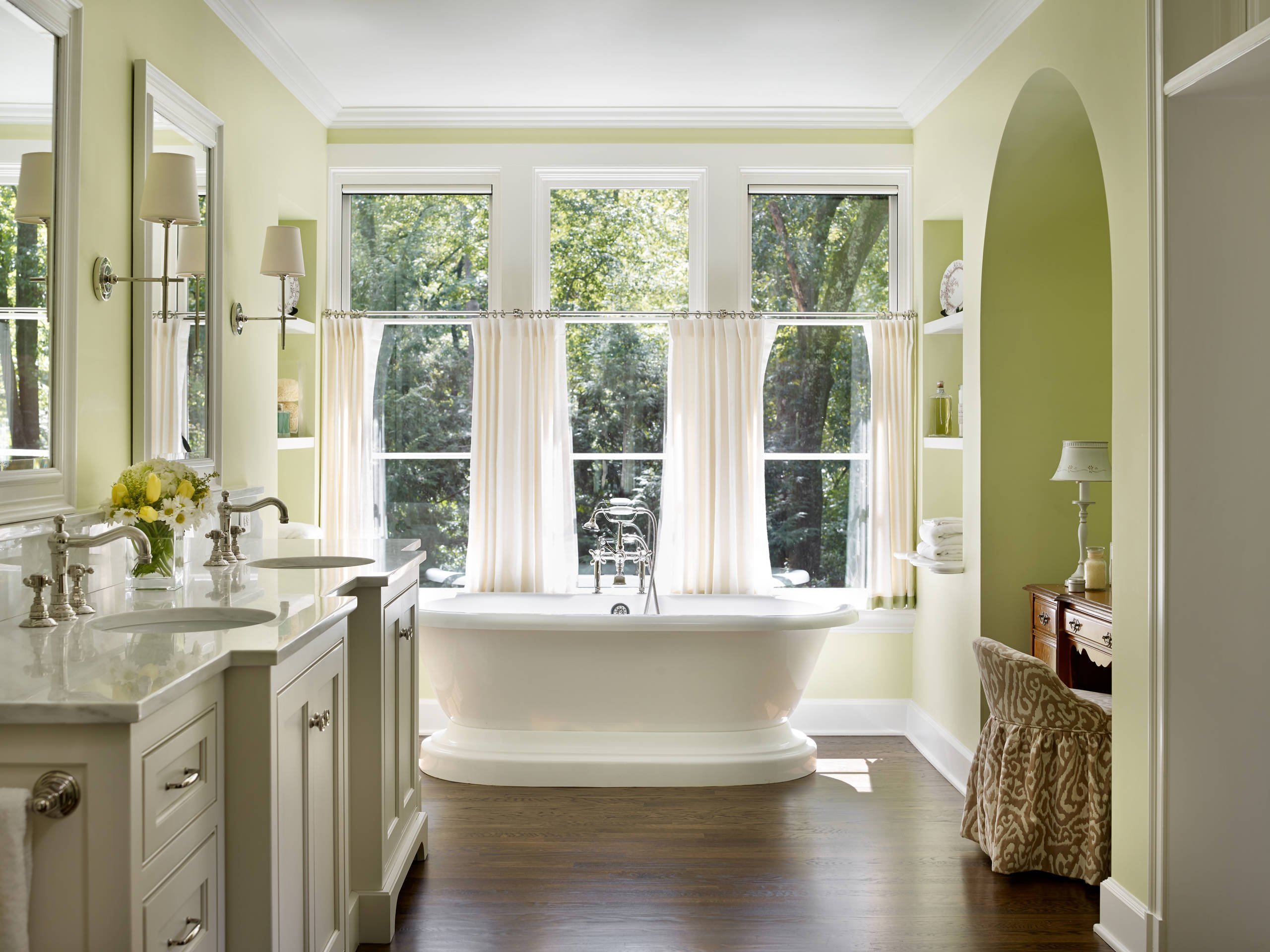 Ванна с большим окном. Ванная комната с окном. Уютная ванная с окном. Ванная комната с большим окном. Интерьер ванны с окном.