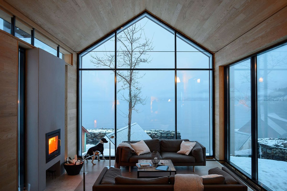 Маленький дом с панорамными окнами