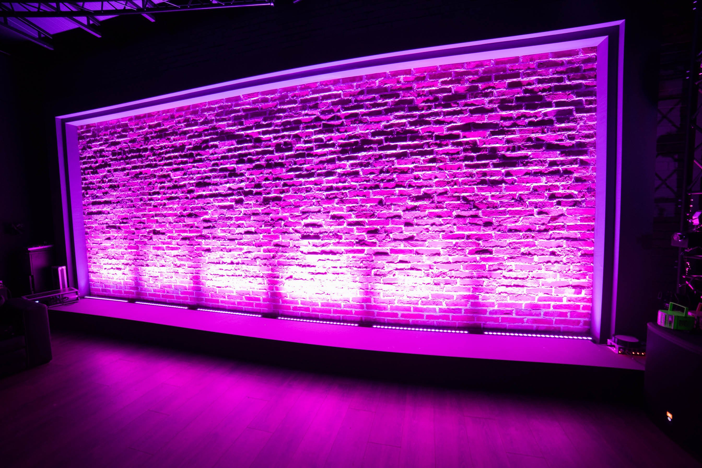 Светодиодный стена куплю. Лед РГБ подсветка. Фиолетовая РГБ подсветка. Подсветка стены. Светодиодная подсветка на стене.