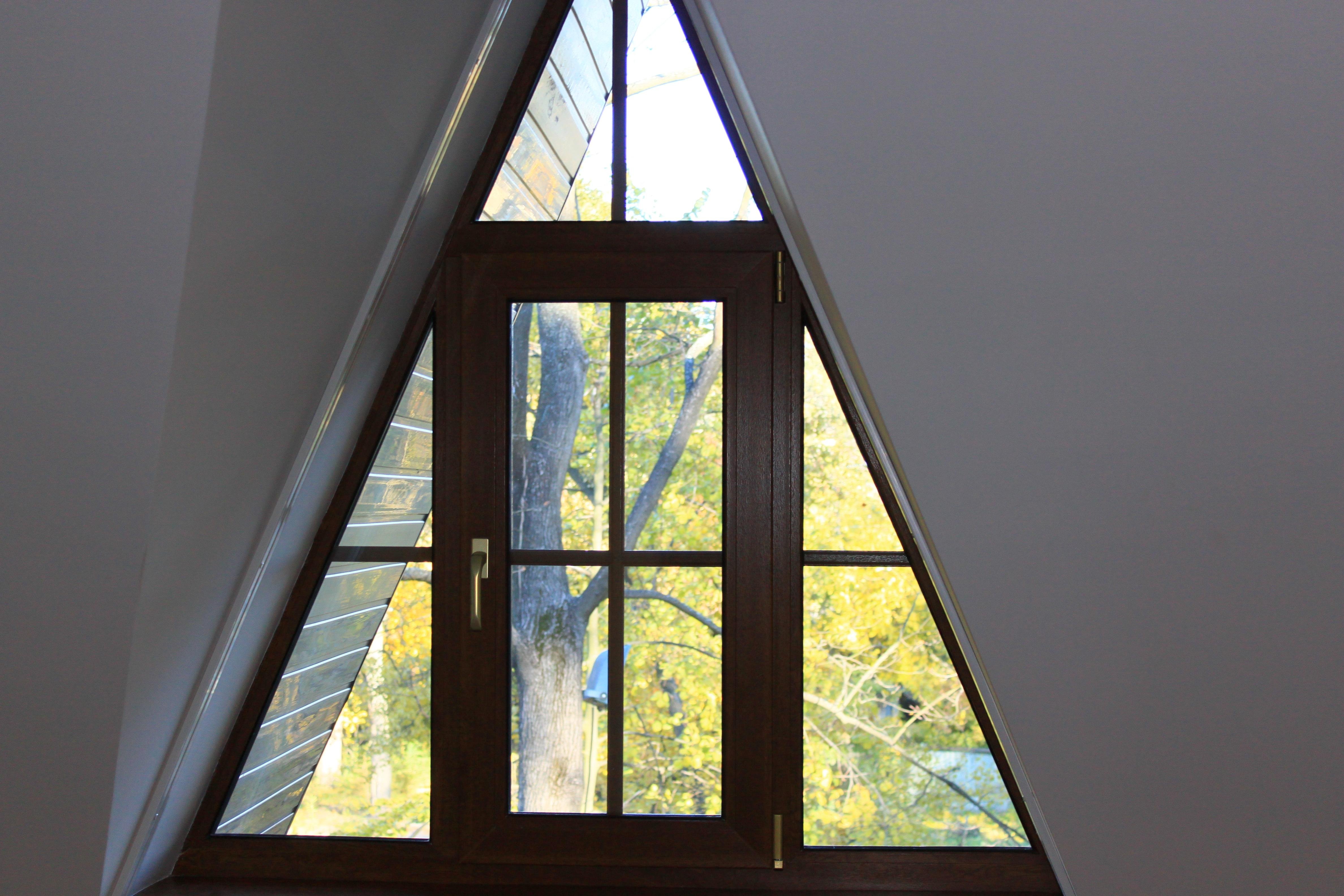 Трапециевидные окна. Треугольные окна. Треугольные пластиковые окна. Треугольное мансардное окно. Окна на мансарде.